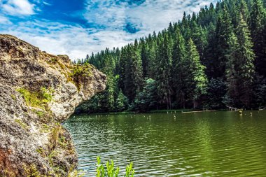 Dağlardaki güzel dağ gölü.
