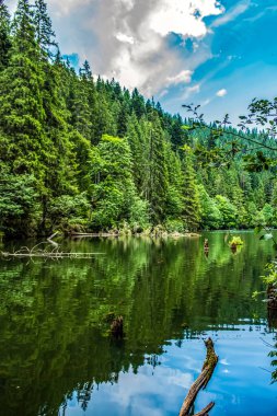 Dağlardaki güzel göl