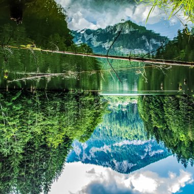 Göl bir yansıması ile