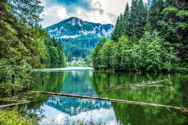 Dağlardaki göl manzarası