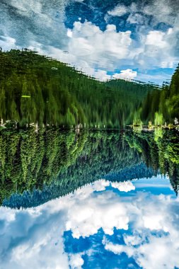 Dağlardaki güzel göl manzarası