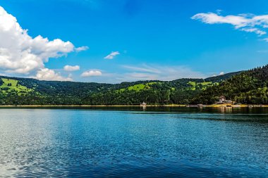 Dağlardaki göl manzarası, Avusturalya