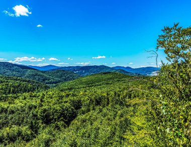 Arka planda mavi gökyüzü olan dağların güzel manzarası