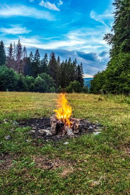 Akşamları yeşil bir çayırda şenlik ateşi