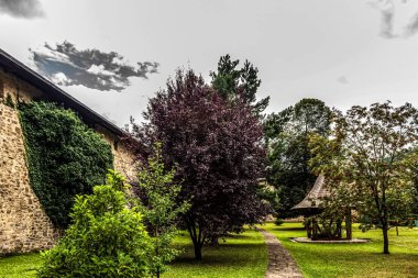 Köydeki eski taş ev.