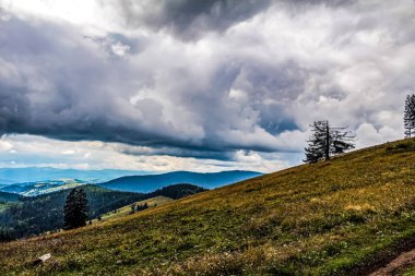 Bulutlu gökyüzü ile güzel bir manzara
