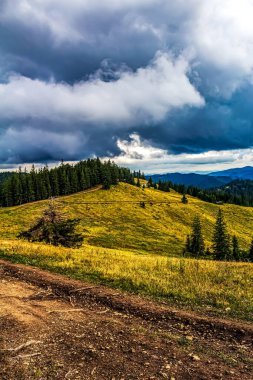 Dağları ve bulutları olan güzel bir manzara