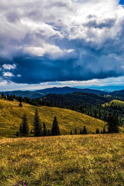 Bulutlu bir günde güzel bir dağ manzarası.