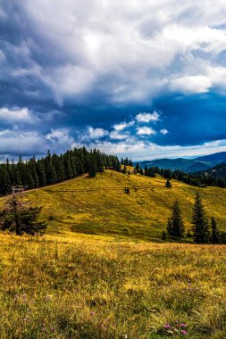 Dağlarda dağları olan güzel bir manzara.