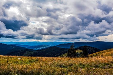 Yazın bulutlu gökyüzü ile güzel dağ manzarası