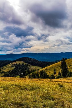 Dağları ve bulutları olan güzel bir manzara