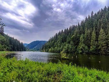 Dağlardaki güzel göl