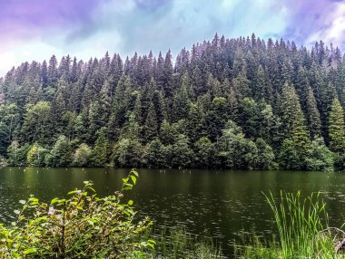 Dağlardaki güzel göl. seyahat