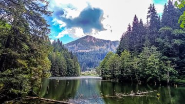 Dağlardaki güzel göl