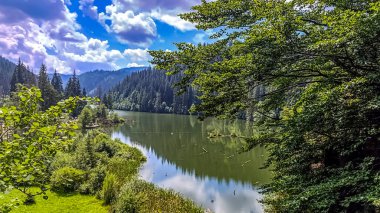 dağlarda göl üzerinde görünümü