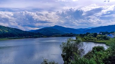 Dağlardaki nehrin güzel manzarası