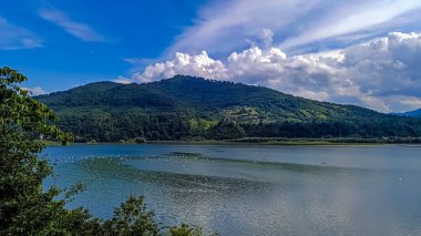 Yazın dağlarda göl