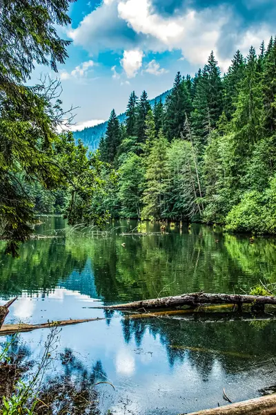 Suda yansıması olan güzel dağ gölü.