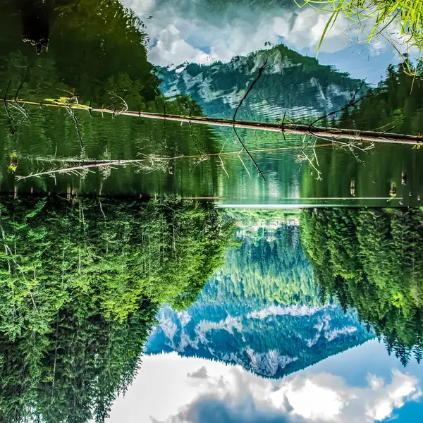 Göl bir yansıması ile