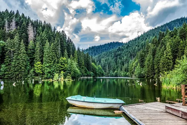 Dağlarda güzel bir göl görüntüsü