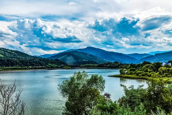 Göl ve dağlarla dolu güzel bir manzara.