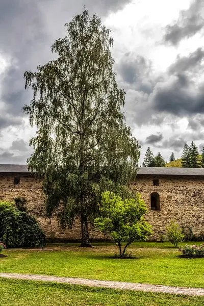 Büyük pencereli eski taş duvar