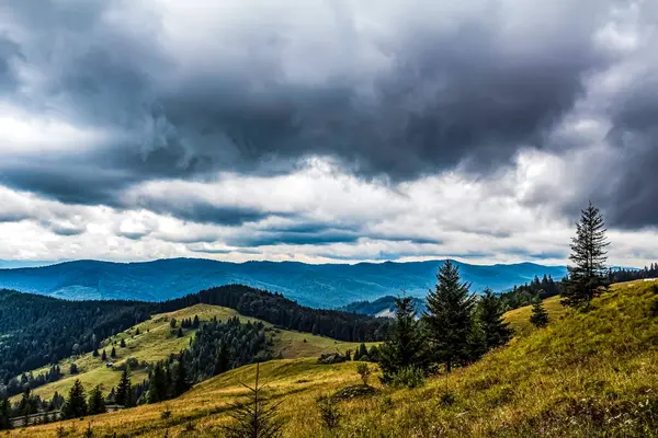 Yaz mevsiminde Karpat Dağları. Gökyüzünde yağmur bulutları