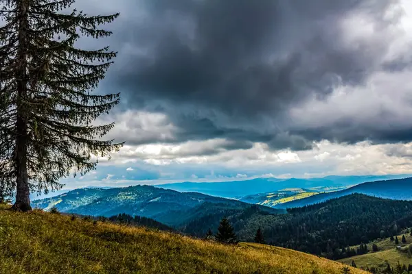 Dağlarla, seyahatlerle ve doğayla dolu güzel bir manzara