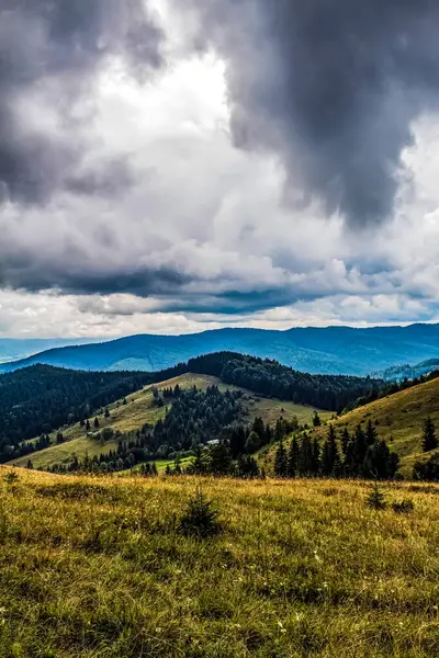güzel dağ manzarası ile bulutlu gökyüzü