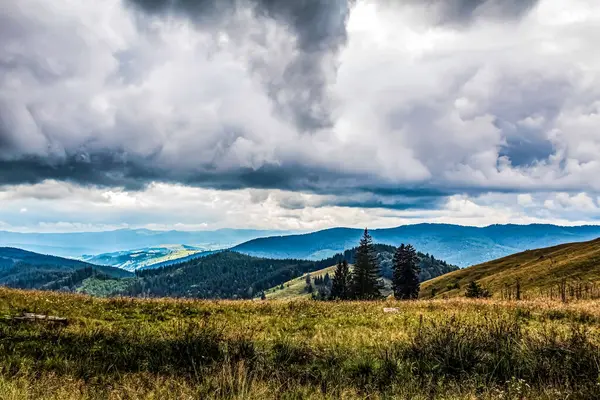 Karpat Dağları 'ndaki Karpat Dağları' nda bir dağ manzarası