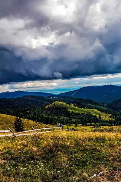 Karpat Dağları manzarada