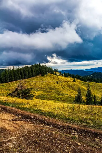 Dağları ve bulutları olan güzel bir manzara