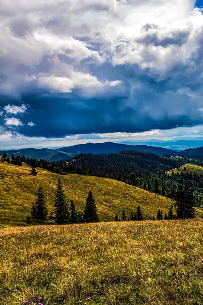 Bulutlu bir günde güzel bir dağ manzarası.