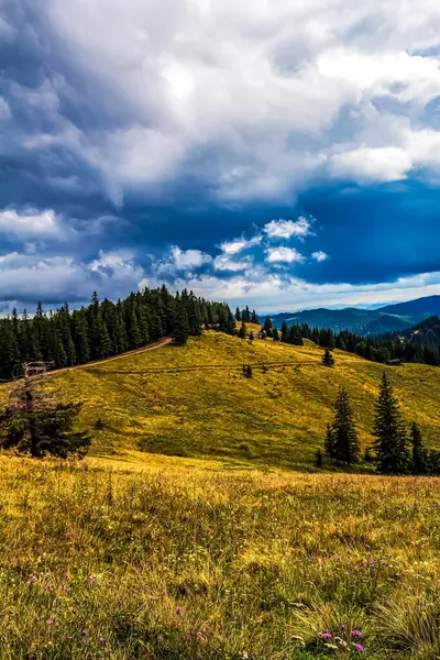 Dağlarda dağları olan güzel bir manzara.