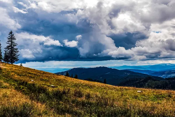 Dağları olan güzel bir manzara. Seyahat, doğa.