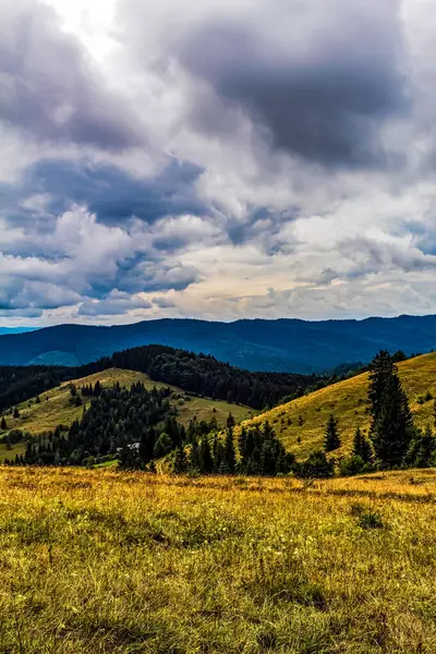 Dağları ve bulutları olan güzel bir manzara