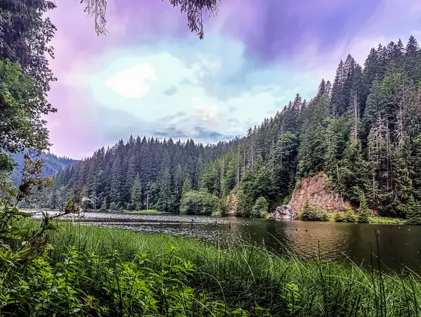 Dağlardaki güzel göl