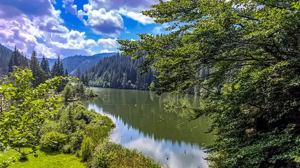 dağlarda göl üzerinde görünümü