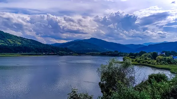 Göllü güzel bir manzara.