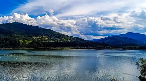 Dağlardaki güzel göl manzarası