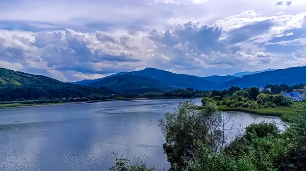 Dağlardaki nehrin güzel manzarası