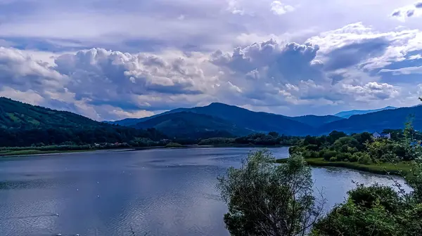 Göl ve dağlarla dolu güzel bir manzara.