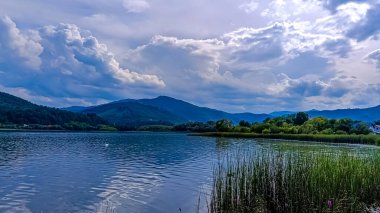 Göl ve dağlarla dolu güzel bir manzara.