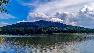 Göl ve dağlarla dolu güzel bir manzara.