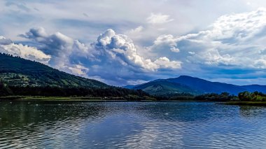 Arkasında bir göl olan güzel bir manzara.