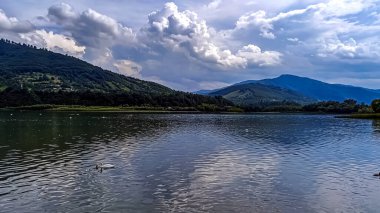 Dağlardaki güzel göl manzarası