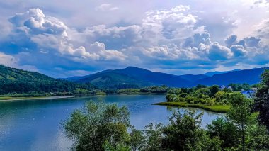 Göl ve dağlarla dolu güzel bir manzara.