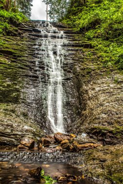 Dağlarda güzel bir şelale