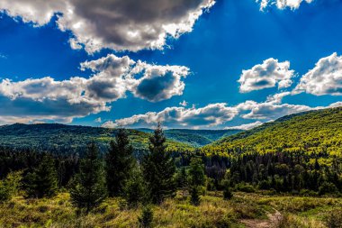 Dağ ve mavi gökyüzü olan güzel bir manzara.