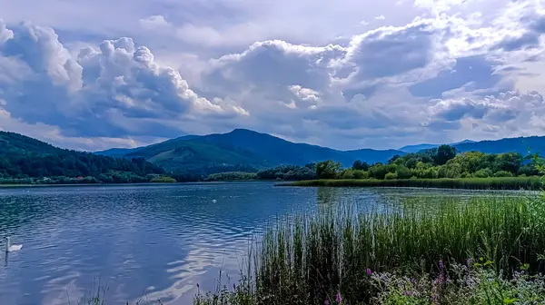 Bir dağ gölü olan göl manzarası